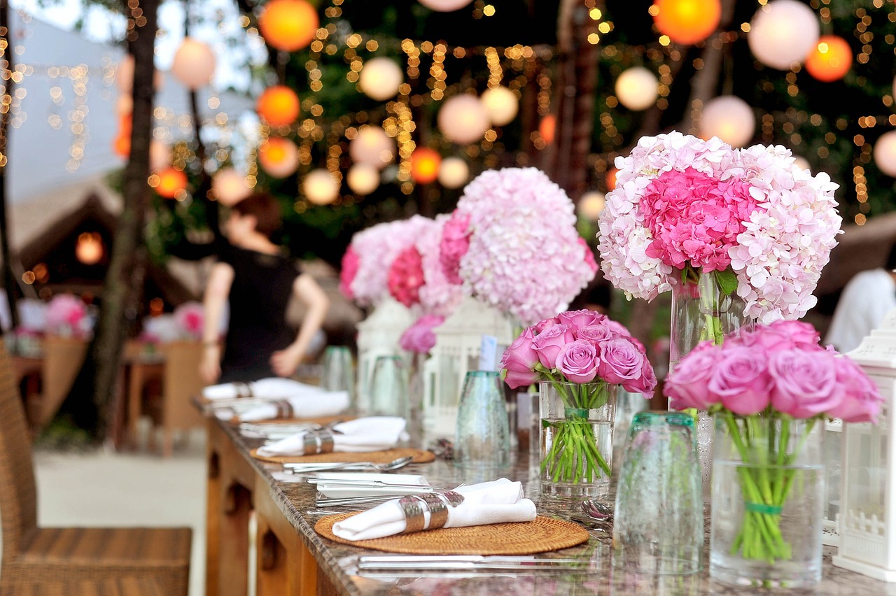 mesa de lujo, con platos dorados y flores rosas